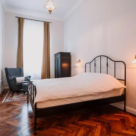 Old Town Apartment *